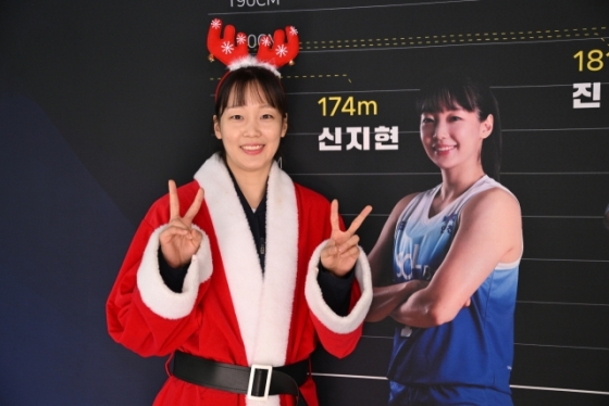 산타복을 입은 신지현의 모습. /사진=WKBL 제공