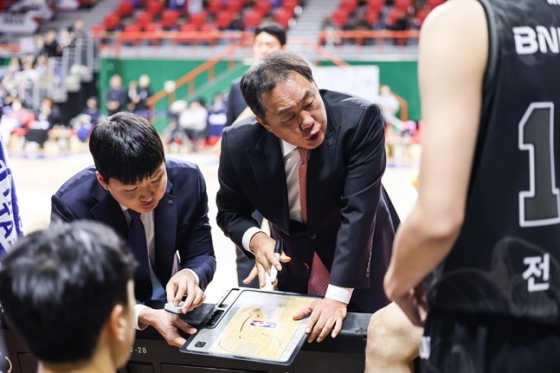 전창진 KCC 감독(오른쪽 2번째). /사진=KBL 제공 