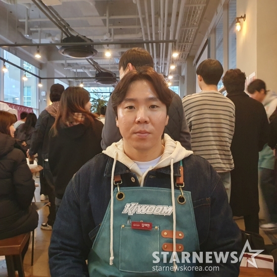 키움 김재현이 지난 15일 서울 마곡동에 위치한 한 카페에서 열린 &#039;2024 키움 히어로즈 연말자선행사&#039;에서 인터뷰에 응하고 있다. /사진=김동윤 기자