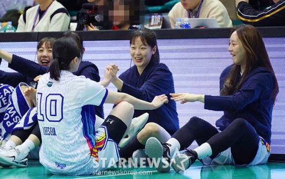 신이슬(10번)이 3점슛 콘테스트에서 예선 1등을 한 뒤 신지현의 축하를 받고 있다./사진=김진경 대기자