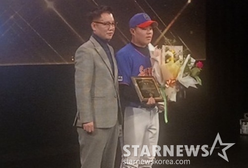 이상근(왼쪽) 대한유소년야구연맹 회장과 대상 수상자 김도빈(성동구유소년야구단).  /사진=신화섭 기자