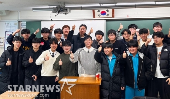 SSG 랜더스 출신 투수 고효준(가운데)이 인천시 소재 한 고교에서 강의를 마친 뒤 학생들과 기념촬영을 하고 있다. /사진=필자 제공
