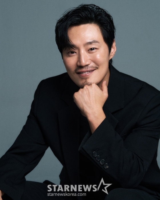 배우 이희준이 23일 오전 서울 종로구 소격동의 한 카페에서 진행된 영화 &#039;보고타: 마지막 기회의 땅&#039;(이하 보고타) 개봉 관련 인터뷰를 위해 포즈를 취하고 있다.   &#039;보고타&#039;는 IMF 직후, 새로운 희망을 품고 지구 반대편 콜롬비아 보고타로 향한 국희(송중기)가 보고타 한인 사회의 실세 수영(이희준), 박병장(권해효)과 얽히게 되면서 벌어지는 이야기다. 오는 31일 개봉. / 사진제공=BH엔터테인먼트 /사진=김창현 chmt@
