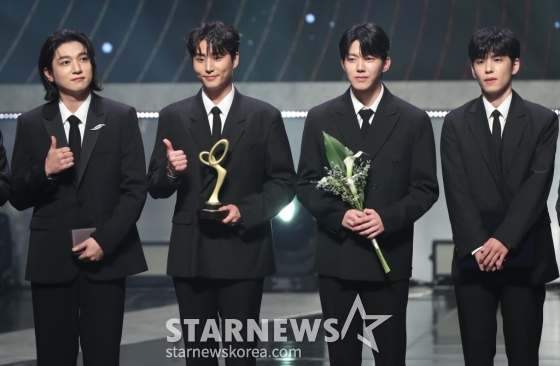 (서울=뉴스1) 권현진 기자 = 가수 데이식스가 31일 서울 중구 국립극장 해오름극장에서 열린 &#039;2024 대한민국 대중문화예술상&#039; 시상식에 참석해 문화체육관광부장관 표창을 받은 뒤 포즈를 취하고 있다. 2024.10.31/뉴스1  Copyright (C) 뉴스1. All rights reserved. 무단 전재 및 재배포,  AI학습 이용 금지. /사진=(서울=뉴스1) 권현진 기자