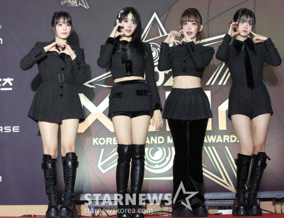 (인천=뉴스1) 권현진 기자 = 그룹 QWER이 16일 오후 인천의 한 공연장에서 열린 &#039;제1회 코리아 그랜드 뮤직 어워즈(2024 KGMA)&#039; 레드카펫 행사에 참석해 포즈를 취하고 있다. 2024.11.16/뉴스1  Copyright (C) 뉴스1. All rights reserved. 무단 전재 및 재배포,  AI학습 이용 금지. /사진=(인천=뉴스1) 권현진 기자