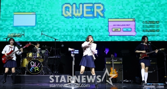 [서울=뉴시스] 김혜진 기자 = 그룹 QWER이 1일 오전 서울 서대문구 예스24 원더로크홀에서 열린 첫 번째 미니앨범 &#039;마니또(MANITO)&#039; 발매 기념 쇼케이스에서 무대를 선보이고고 있다. 2024.04.01. jini@newsis.com /사진=김혜진