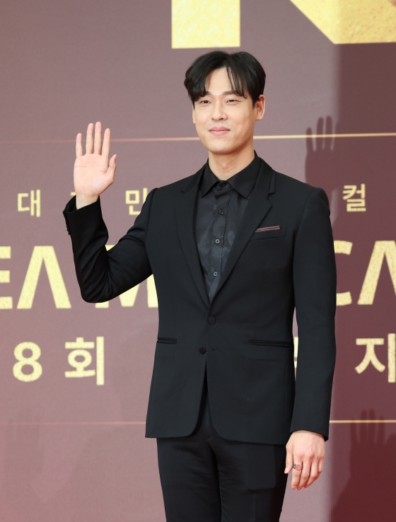 [서울=뉴시스] 김명년 기자 = 뮤지컬배우 최재림이 15일 오후 서울 동대문구 경희대학교 서울캠퍼스 평화의전당에서 열린 &#039;제8회 한국뮤지컬어워즈&#039; 레드카펫 행사에서 포즈를 취하고 있다. 2024.01.15. kmn@newsis.com /사진=김명년