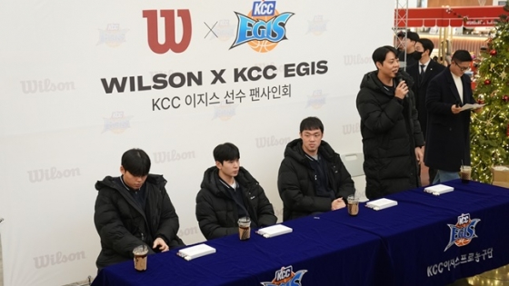 KCC 정창영(맨 오른쪽)이 23일 롯데백화점 서면점에서 열린 팬사인회에서 팬들에게 인사말을 전하고 있다. /사진=부산 KCC 제공 