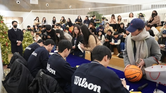 KCC 정창영과 이승현, 이호현, 김동현(왼쪽부터)이 팬사인회에서 팬들과 만나고 있다. /사진=부산 KCC 제공 