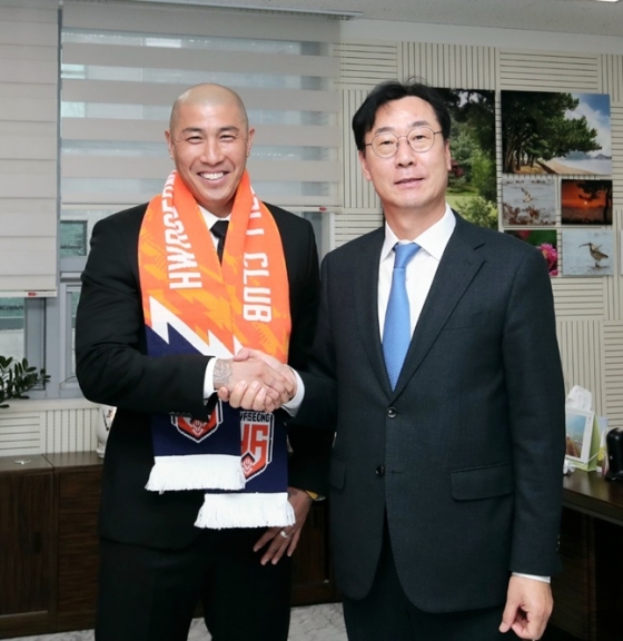 화성FC 차두리(왼쪽) 감독과 정명근 구단주. /사진=화성FC