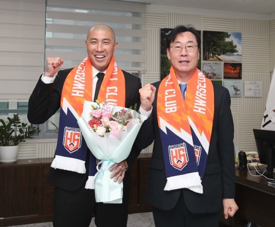 화성FC 차두리(왼쪽) 감독과 정명근 구단주. /사진=화성FC
