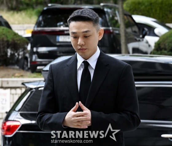 [서울=뉴시스] 김진아 기자 = 프로포폴과 대마 등 마약 상습 투약 혐의로 재판에 넘겨진 배우 유아인(본명 엄홍식)이 3일 오후 서울 서초구 서울중앙지방법원에서 열린 1심 선고기일에 출석하고 있다. (공동취재) 2024.09.03. photo@newsis.com /사진=김진아