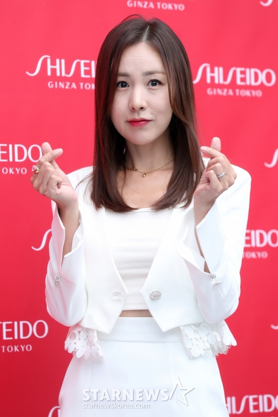 가수 간미연이 16일 오후 서울 성수동 한 카페에서 진행된 화장품 브랜드 행사에 참석해 포즈를 취하고 있다. 2023.03.16