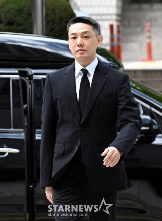 [서울=뉴시스] 김진아 기자 = 프로포폴과 대마 등 마약 상습 투약 혐의로 재판에 넘겨진 배우 유아인(본명 엄홍식)이 3일 오후 서울 서초구 서울중앙지방법원에서 열린 1심 선고기일에 출석하고 있다. (공동취재) 2024.09.03. photo@newsis.com /사진=김진아