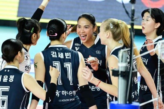한국도로공사 선수단이 24일 김천실내체육관에서 열린 도드람 2024~2025 V리그 여자부 정규시즌 3라운드 홈경기에서 득점 후 기뻐하고 있다. /사진=한국배구연맹 제공