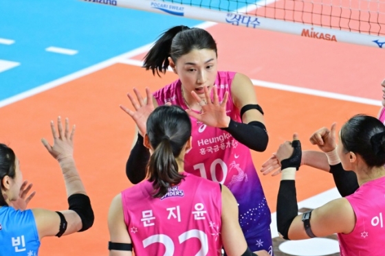 흥국생명 선수단이 24일 김천실내체육관에서 열린 도드람 2024~2025 V리그 여자부 정규시즌 3라운드 방문경기에서 득점 후 기뻐하고 있다. /사진=한국배구연맹 제공