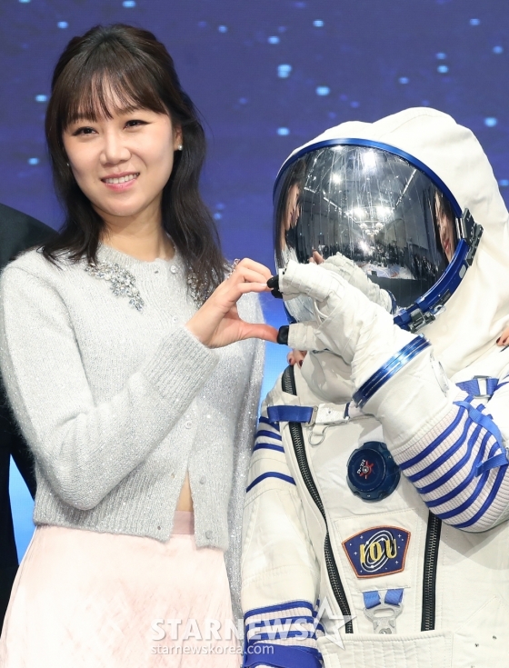 (서울=뉴스1) 권현진 기자 = 배우 공효진이 18일 오후 서울 구로구 신도림 더 세인트에서 열린 tvN 새 토일드라마 &#039;별들에게 물어봐&#039; (극본 서숙향, 연출 박신우) 제작발표회에 참석해 포즈를 취하고 있다.  &#039;별들에게 물어봐&#039;는 무중력 우주 정거장에서 일하는 보스 이브(공효진 분)와 비밀스러운 미션을 가진 불청객 공룡(이민호 분)의 지구 밖 생활기를 그린 작품이다. 2024.12.18/뉴스1  Copyright (C) 뉴스1. All rights reserved. 무단 전재 및 재배포,  AI학습 이용 금지. /사진=(서울=뉴스1) 권현진 기자