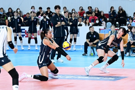 한국도로공사 타나차(왼쪽)가 24일 김천실내체육관에서 열린 도드람 2024~2025 V리그 여자부 정규시즌 3라운드 홈경기에서 리시브를 하고 있다. /사진=한국배구연맹 제공