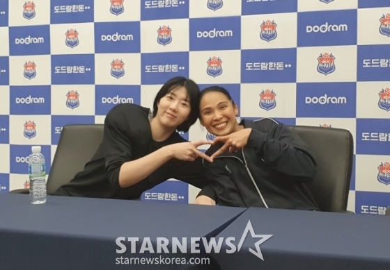한국도로공사의 강소휘(왼쪽)와 타나차가 24일 김천실내체육관에서 열린 도드람 2024~2025 V리그 여자부 정규시즌 3라운드 홈경기에서 승리한 후 포즈를 취하고 있다. /사진=김동윤 기자