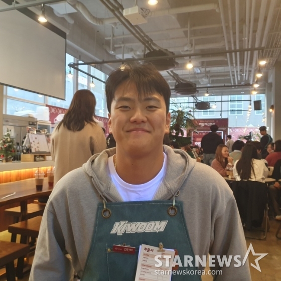 키움 김건희가 최근 서울 마곡동에 위치한 한 카페에서 열린 &#039;2024 키움 히어로즈 연말자선행사&#039;에서 인터뷰에 응하고 있다. /사진=김동윤 기자