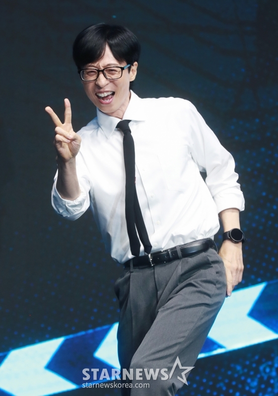 코미디언 유재석이 6일 오전 서울 여의도 콘래드호텔에서 진행된 디즈니+ 예능 &#039;더 존 : 버텨야 산다3&#039; 제작발표회에 참석해 포즈를 취하고 있다.  오직 4시간, 끝없는 AI의 공격부터 내 집 마련 전세 대출금 갚기, 선 넘지 않고 버티기 등 극한의 현실 공감 미션을 버티기 위해 더 강력하게 돌아온 ‘존버즈’ 유재석, 권유리, 김동현, 덱스의 ‘도파민 ON’ 버라이어티 &#039;더 존 : 버텨야 산다3&#039;는 오는 7일 공개된다. /2024.08.06 /사진=이동훈
