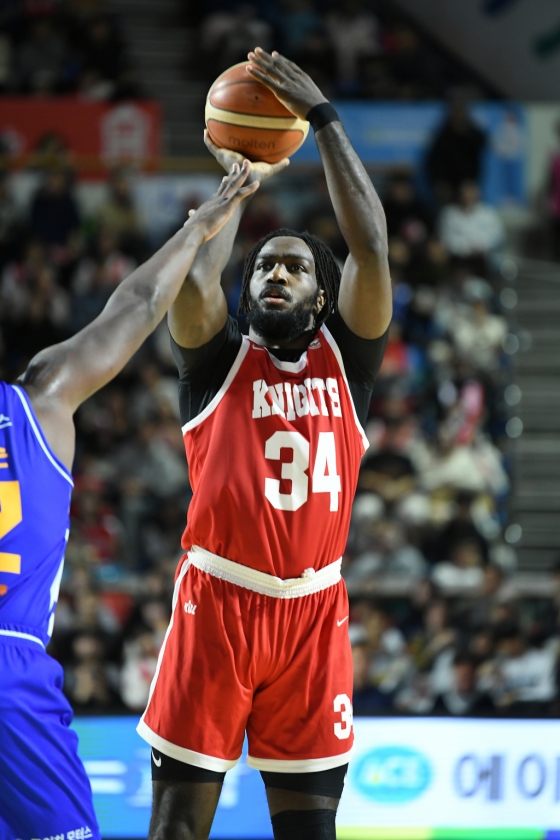 슛을 시도하는 자밀 워니의 모습. /사진=KBL 제공