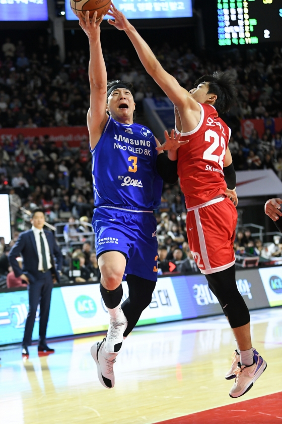 이정현(왼쪽)과 오세근. /사진=KBL 제공