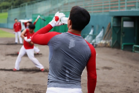 이율예가 지난달 일본 가고시마에서 열린 2024 SSG 마무리캠프에서 훈련 중 물을 마시고 있다. /사진=SSG 랜더스 제공