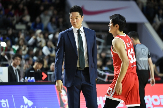 전희철(가운데) 감독. /사진=KBL 제공