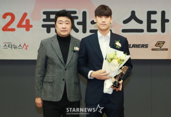 2024 퓨처스 스타대상 시상식에서 농구 부문 대상을 수상한 박정웅(오른쪽, 정관장)이 신석 한국중고등학교농구연맹이사와 포즈를 취하고 있다. /사진=이동훈 기자