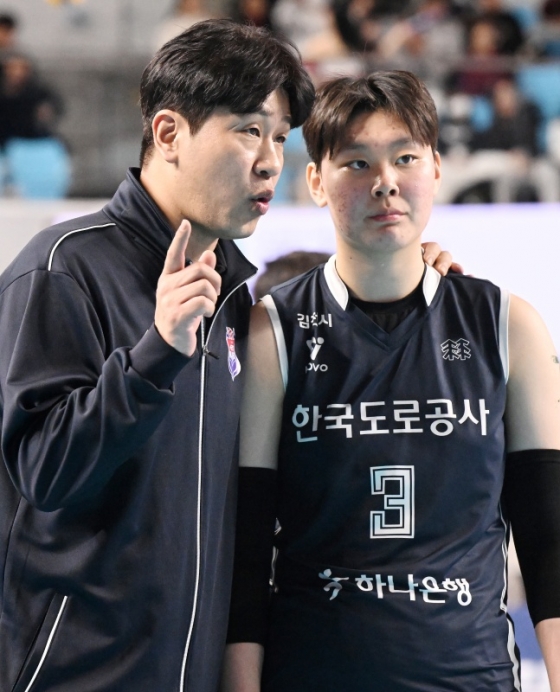 한국도로공사의 김종민(왼쪽) 감독과 김다은. /사진=한국배구연맹 제공