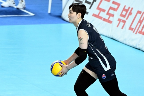 한국도로공사의 김다은이 서브를 준비하고 있다. /사진=한국배구연맹 제공