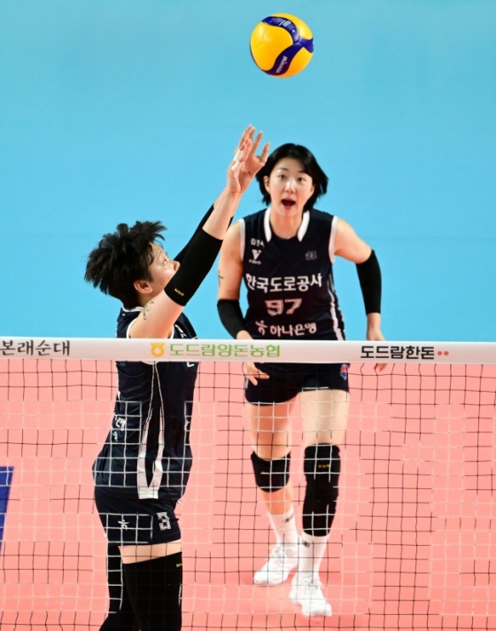 한국도로공사의 김다은(왼쪽). /사진=한국배구연맹 제공