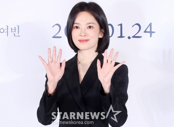 배우 송혜교가 16일 오전 서울 용산구 아이파크몰 CGV에서 진행된 영화 &#039;검은 수녀들&#039; 제작보고회에 참석해 포즈를 취하고 있다.  &#039;검은 수녀들&#039;은 &#039;검은 사제들&#039;의 두 번째 이야기로 강력한 악령에 사로잡힌 소년을 구하기 위해 금지된 의식에 나서는 사람들의 이야기를 그린 영화다. 내년 1월 24일 개봉. 2024.12.16 /사진=김창현 chmt@