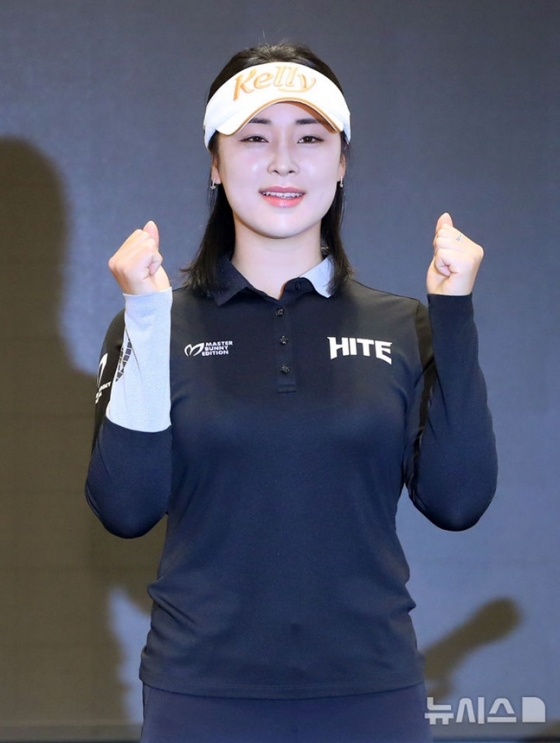 기자간담회를 마치고 포즈를 취하는 윤이나. /사진=뉴시스