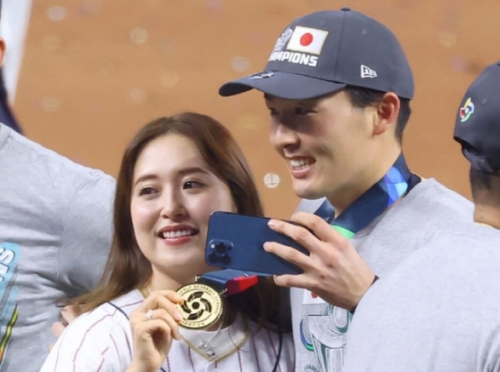 지난해 WBC 우승 후 겐다 소스케(오른쪽)과 아내 에토 미사. /사진=도쿄스포츠 홈페이지 갈무리
