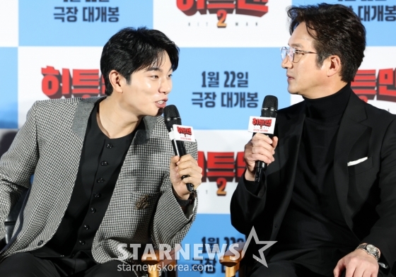 (서울=뉴스1) 권현진 기자 = 배우 이이경과 정중호(오른쪽)이 27일 서울 용산구 CGV 용산점에서 열린 영화 &#039;히트맨2&#039; 제작보고회에 참석해 대화를 나누고 있다.  &#039;히트맨2&#039;는 대히트 흥행 작가에서 순식간에 &#039;뇌절작가&#039;로 전락한 &#039;준&#039;(권상우 분)이 야심차게 선보인 신작 웹툰을 모방한 테러가 발생하고, 하루아침에 범인으로 몰리면서 벌어지는 코믹 액션 영화이다. 2024.12.27/뉴스1  Copyright (C) 뉴스1. All rights reserved. 무단 전재 및 재배포,  AI학습 이용 금지. /사진=(서울=뉴스1) 권현진 기자