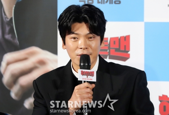 [서울=뉴시스] 김혜진 기자 = 배우 김성오가 27일 오전 서울 용산구 CGV 용산아이파크몰에서 열린 영화 &#039;히트맨2&#039;(감독 최원섭) 제작보고회에서 인사말을 하고 있다.  &#039;히트맨2&#039;는 대히트 흥행 작가에서 순식간에 &#039;뇌절작가&#039;로 전락한 &#039;준&#039;이 야심 차게 선보인 신작 웹툰을 모방한 테러가 발생하고, 하루아침에 범인으로 몰리면서 벌어지는 코믹 액션 영화다. 배우 권상우, 정준호, 이이경, 황우슬혜, 김성오, 이지원 등이 출연하며 2025년 1월 22일 개봉된다. 2024.12.27. jini@newsis.com /사진=김혜진