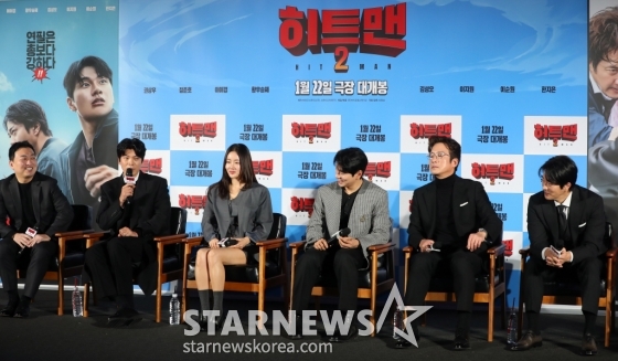 [서울=뉴시스] 김혜진 기자 = 배우 김성오(왼쪽 두번째)가 27일 오전 서울 용산구 CGV 용산아이파크몰에서 열린 영화 &#039;히트맨2&#039;(감독 최원섭) 제작보고회에서 인사말을 하고 있다.  &#039;히트맨2&#039;는 대히트 흥행 작가에서 순식간에 &#039;뇌절작가&#039;로 전락한 &#039;준&#039;이 야심 차게 선보인 신작 웹툰을 모방한 테러가 발생하고, 하루아침에 범인으로 몰리면서 벌어지는 코믹 액션 영화다. 배우 권상우, 정준호, 이이경, 황우슬혜, 김성오, 이지원 등이 출연하며 2025년 1월 22일 개봉된다. 2024.12.27. jini@newsis.com /사진=김혜진