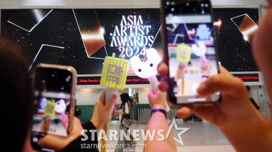 &#039;제 9회 아시아 아티스트 어워즈&#039;(The 9th Asia Artist Awards, 이하 &#039;AAA 2024&#039;)&#039;가 열리는 27일 오후 태국 방콕 임팩트 챌린저 홀 1-2(IMPACT Challenger Hall 1-2)에서 팬들이 입장을 기다리고 있다.  /사진=김창현 chmt@