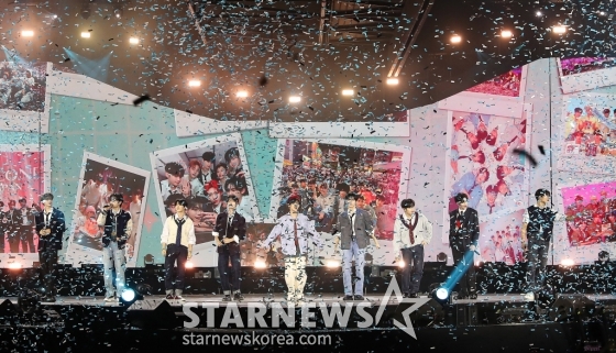 그룹 제로베이스원이 27일 오후 태국 방콕 임팩트 챌린저 홀 1-2(IMPACT Challenger Hall 1-2)에서 진행된 &#039;제 9회 아시아 아티스트 어워즈&#039;(The 9th Asia Artist Awards, 이하 &#039;AAA 2024&#039;)&#039;에 참석해 멋진 무대를 선보이고 있다. 2024.12.27 /사진=김창현 chmt@