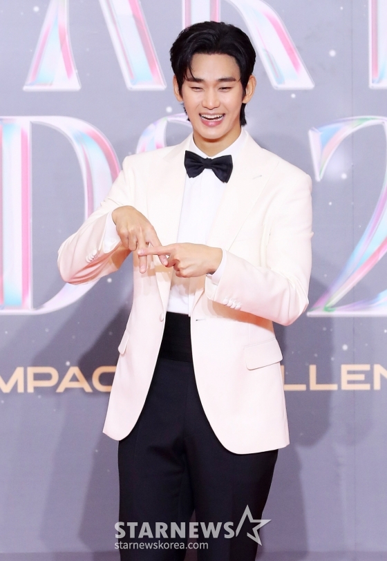 배우 김수현이 27일 오후 태국 방콕 임팩트 챌린저 홀 1-2(IMPACT Challenger Hall 1-2)에서 진행된 &#039;제 9회 아시아 아티스트 어워즈&#039;(The 9th Asia Artist Awards, 이하 &#039;AAA 2024&#039;)&#039; 레드카펫 행사에 참석해 포즈를 취하고 있다. /사진=김창현 chmt@