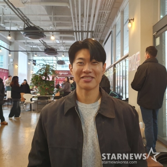 키움 송성문이 지난 15일 서울 마곡동에 위치한 한 카페에서 열린 &#039;2024 키움 히어로즈 연말자선행사&#039;에서 인터뷰에 응하고 있다. /사진=김동윤 기자