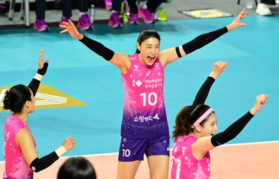 흥국생명 김연경(가운데)이 28일 GS칼텍스전에서 득점 후 기뻐하고 있다. /사진=KOVO 제공