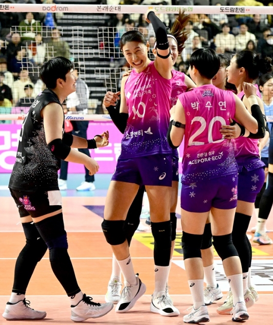 김연경(왼쪽에서 2번째)이 득점 후 동료들의 축하에 환한 미소를 짓고 있다. /사진=KOVO 제공