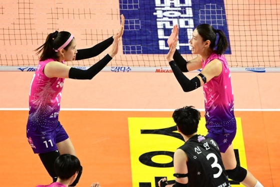 김연경(오른쪽)이 주장이자 동갑내기 친구인 김수지와 하이파이브를 하고 있다. /사진=KOVO 제공