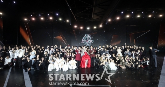 27일 오후 태국 방콕 임팩트 챌린저 홀 1-2(IMPACT Challenger Hall 1-2)에서 &#039;제 9회 아시아 아티스트 어워즈&#039;(The 9th Asia Artist Awards&#039;)&#039;가 성대하게 마무리한 가운데 모든 아티스트들이 기념촬영을 하고 있다. 2024.12.27 /사진=임성균 tjdrbs23@