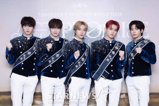 보이 그룹 투모로우바이투게더(TOMORROW X TOGETHER)가 3일 오후 서울 송파구 방이동 올림픽공원 KSPO DOME에서 진행된 세 번째 월드투어 서울 앙코르 콘서트 &#039;TOMORROW X TOGETHER WORLD TOUR  ENCORE IN SEOUL&#039; 개최 기념 기자간담회에 참석해 포즈를 취하고 있다. / 사진제공=빅히트뮤직 /사진=김창현 chmt@