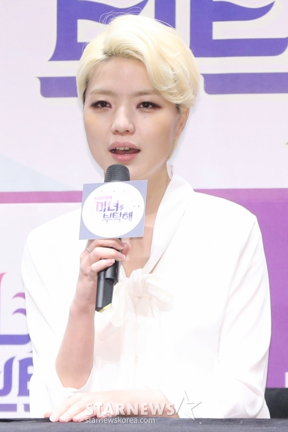 $ 개그우먼 안영미가 5일 오전 서울 마포구 상암동 JTBC에서 열린 예능프로그램 &#039;마녀를 부탁해&#039; 제작발표회에서 질문에 답하고 있다. /사진=이기범 기자 leekb@
