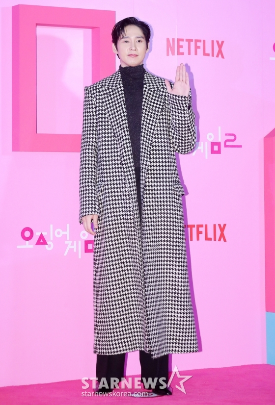 배우 박성훈이 9일 오후 서울 중구 동대문디자인플라자에서 진행된 넷플릭스 시리즈 &#039;오징어 게임 시즌2&#039; 핑크카펫에 참석해 포즈를 취하고 있다.  &#039;오징어 게임 시즌2&#039;는 복수를 다짐하고 다시 돌아와 게임에 참가하는 &#039;기훈&#039;(이정재)과 그를 맞이하는 &#039;프론트맨&#039;(이병헌)의 치열한 대결, 그리고 다시 시작되는 진짜 게임을 담은 이야기다. 오는 26일 공개. 2024.12.9 /사진=김창현 chmt@